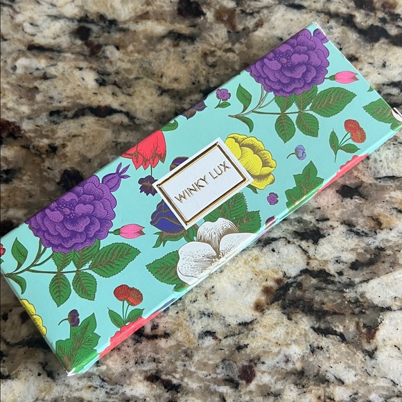 ⚡️💕WINKY LUX Macaron Eyeshadow Palette - Picture 5 of 7